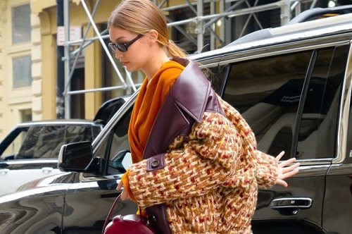 Το τόλμησε: Η Τζίτζι Χαντίντ φόρεσε ρούχα, μπότες και eyeliner στο ίδιο χρώμα