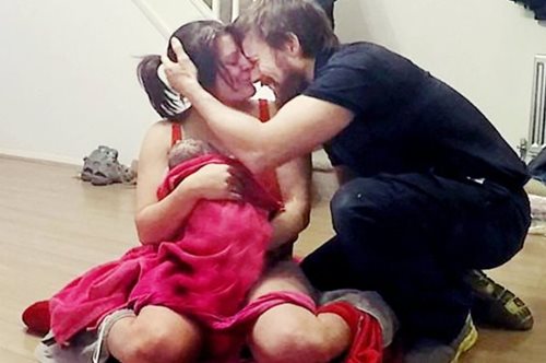 Το συγκινητικό video της ημέρας: Ξεγέννησε τη γυναίκα του στο σαλόνι του σπιτιού τους