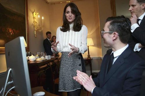 Τι φόρεσε και προκάλεσε πάλι sold out η Κέιτ Μίντλετον ως νέα editor της Huffington Post; 