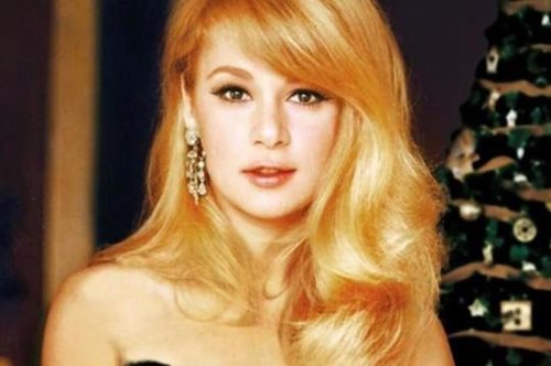 Τα θρυλικά ρούχα και αξεσουάρ που φορούσαν οι μεγάλες σταρ του παλιού ελληνικού κινηματογράφου