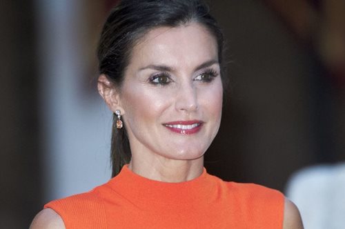 Με sneakers και χωρίς μακιγιάζ: Η βασίλισσα Λετίσια πήγε τις κόρες της στο σχολείο