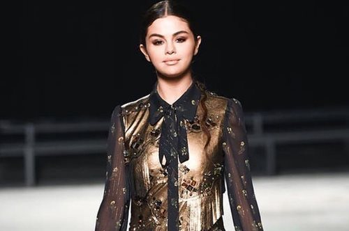 Το ανατρεπτικό αξεσουάρ μαλλιών της Selena Gomez και το “πιπεράτο” μήνυμα που κρύβεται πίσω απ' αυτό