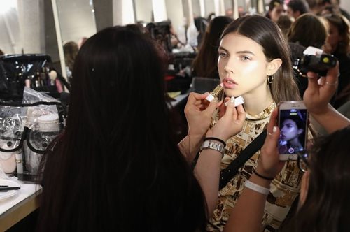 Τα δύο έξυπνα tips για άψογα μαλλιά και φρέσκο δέρμα σε όλες τις ηλικίες