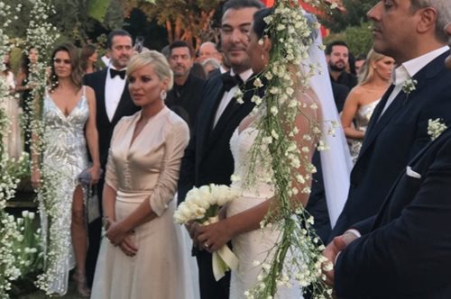 «Το φόρεμα-κουρτίνα» & άλλα πικάντικα σχόλια για τα outfit των καλεσμένων στον γάμο Ρέμου-Μπρόσνιακ 