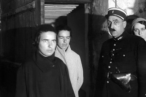 Οι δούλες: Η αληθινή ιστορία των αδερφών που δολοφόνησαν τα αφεντικά τους με κουζινομάχαιρο