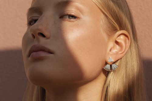 Τα ελληνικά κοσμήματα από μάρμαρο δίνουν τον σύγχρονο ορισμό της μίνιμαλ πολυτέλειας