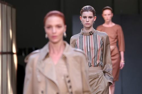 Σύγχρονο κλασικό: Εντυπωσίασε η παρθενική συλλογή του νέου σχεδιαστή του οίκου Burberry 