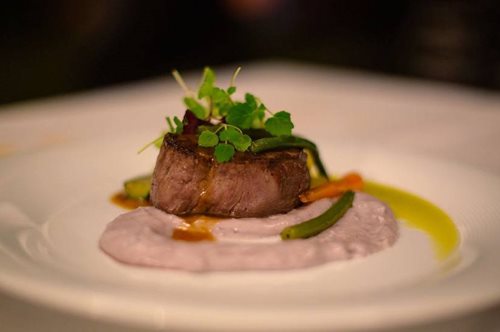 Τα μυστικά του Δημήτρη Σκαρμούτσου: Λεπτομέρειες πίσω από το χρυσό μενού του γάμου Ρέμου-Μπόσνιακ 