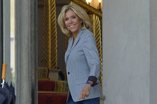 Πρωινή βραδινή: Θέλουμε κι εμείς την εντυπωσιακή ζακέτα της Μπριζίτ Μακρόν