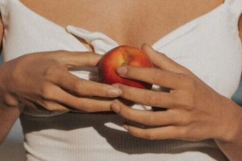 Το θαυματουργό φρούτο που βοηθά τον οργανισμό κατά την εμμηνόπαυση