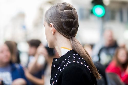 Το λάθος που κάνεις στο στέγνωμα των μαλλιών σου και σου προσθέτει χρόνια