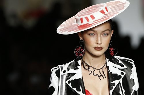 Η κορυφαία στιγμή της Εβδομάδας Μόδας ήταν η Τζίτζι Χαντίντ με αυτό το νυφικό