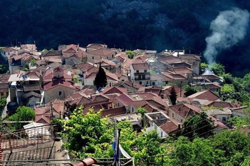 Το μαγικό χωριό που θυμίζει νησί βρίσκεται δύο ώρες απ΄την Αθήνα 