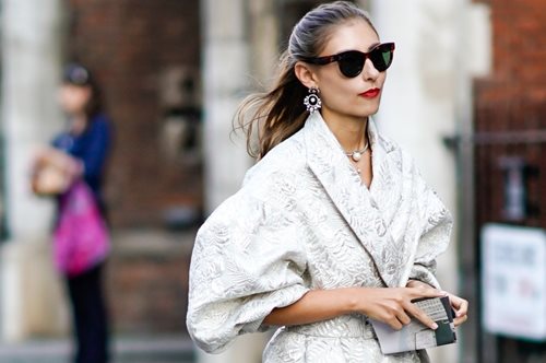 Μαγικό εφέ: Η νέα, παιχνιδιάρικη τάση στα πανωφόρια προσθέτει στυλ και αφαιρεί χρόνια