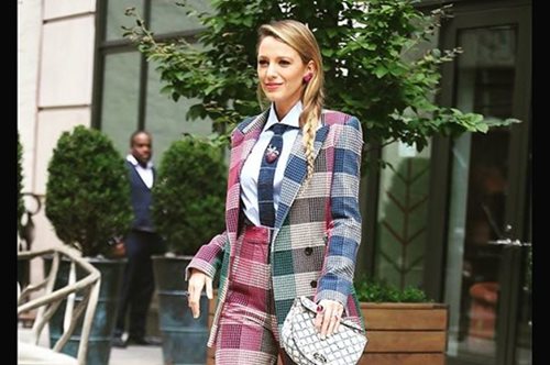 Η Blake Lively μας εξέπληξε: Η πρόσφατη εμφάνισή της κόντρα στο ανδρόγυνο λουκ