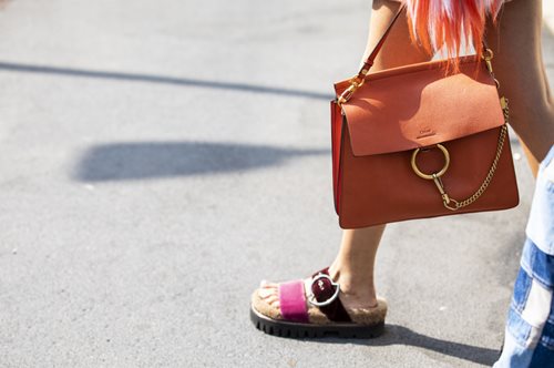 Μια φορά και ένα καιρό ήταν μια παντόφλα