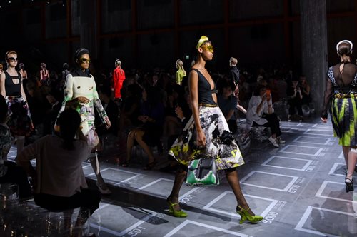 Αυτό το φόρεμα του οίκου Prada θα γίνει best seller την άνοιξη του 2019