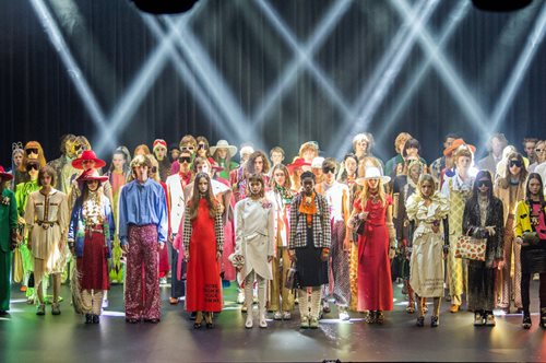 Η Ντόλι Πάρτον, ο Μίκι Μάους και όλα όσα θα επιβάλλει σαν τρεντ ο οίκος Gucci το επόμενο καλοκαίρι 