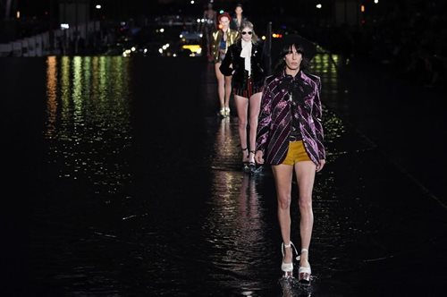 Μαγεία: Στο σόου τοu Saint Laurent τα μοντέλα περπάτησαν πάνω στο νερό