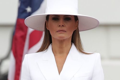 Τίποτα δεν είναι τυχαίο: Ψυχολόγος αποκαλύπτει το κρυμμένο μήνυμα πίσω από τα ρούχα της Μελάνια