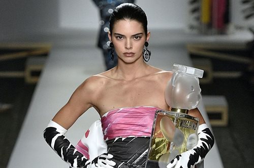 Ύποπτη ομοιότητα: Έκλεψε ο οίκος Moschino την ιδέα μιας ανερχόμενης σχεδιάστριας;