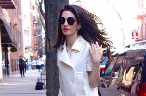 Η Αμάλ επέστρεψε: Πιο στιλάτη από ποτέ, με print που δεν είναι καν στη μόδα