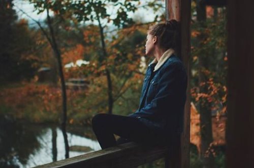 Γιατί μελαγχολούμε το φθινόπωρο; Πώς ο καιρός μπορεί να επηρεάζει την ψυχολογία