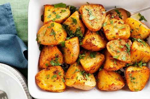 Βουτυράτες πατάτες με φέτα, ρίγανη και πάπρικα: Ένα πιάτο υπερβολικά εθιστικό 