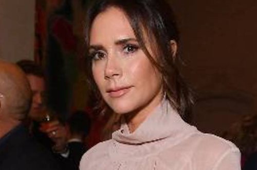 Μόνο αυτή: Πώς η Βικτόρια Μπέκαμ κατάφερε να κάνει ένα διάφανο τοπ να μοιάζει πρωτοκλασάτο 