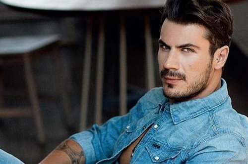 Το καλτ βίντεο του Άκη Πετρετζίκη που διαφημίζει την Ελλάδα γίνεται viral σε μία μέρα 