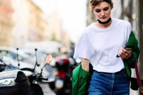 Το «βαρετό» τρεντ που φοράνε όλες οι Ιταλίδες σε όλες τους τις εμφανίσεις 