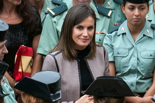 Τα συνδυάζει με τα πάντα: Η βασίλισσα Λετίσια φαίνεται ότι έχει βρει τα ιδανικά παπούτσια 