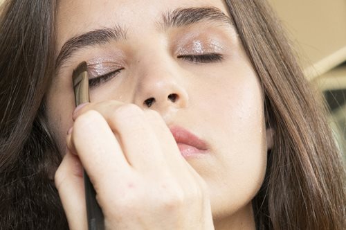 Ξεχάστε τα κλασικά smokey eyes. Αυτή είναι η νέα εκκεντρική τάση στο μακιγιάζ ματιών 