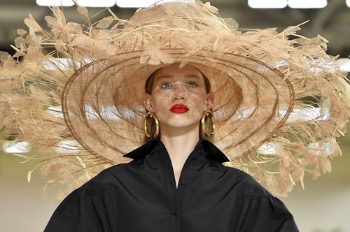 Ο οίκος Valentino επαναφέρει την πιο θηλυκή τάση που μπορεί να φορέσει μια γυναίκα