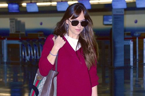 To αμφιλεγόμενο παντελόνι της Ντακότα Τζόνσον θα γίνει μεγάλη τάση φέτος το χειμώνα