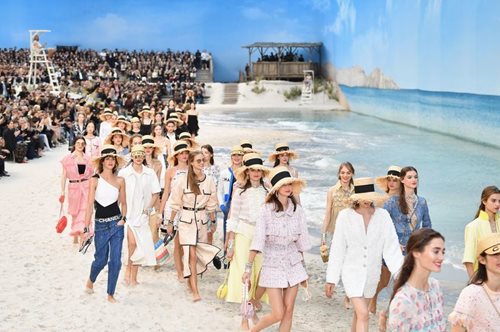 Το σόου που θα μείνει στην ιστορία: Ο Κarl Lagerfeld ξεπέρασε τον εαυτό του στη Chanel