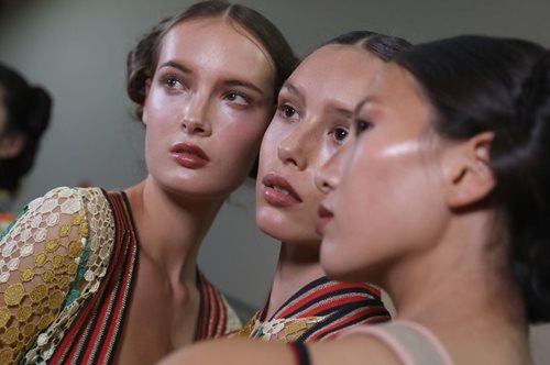 Τις κάνεις καθημερινά: 8 συνήθειες που γερνούν πρόωρα το δέρμα σου 