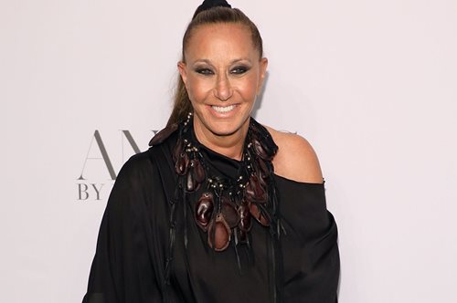 «Τι και εάν πλησιάζω τα 70, η ζωή τώρα ξεκινάει για εμένα»: Η σχεδιάστρια Donna Karan εμπνέει 