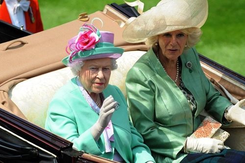 Γιατί η βασίλισσα Ελισσάβετ έγινε έξω φρενών με την Καμίλα; Το περιστατικό που πυροδότησε την έκρηξη