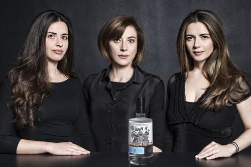 Το ελληνικό τζιν με κρίταμο, μπαχαρικά και φύλλα μυρτιάς παράγεται στην Εύβοια από τρεις γυναίκες