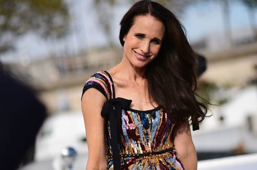 «Πάντα λέμε ότι οι άνδρες μεγαλώνουν καλύτερα. Δεν ισχύει»: Η Άντι ΜακΝτάουελ, υπέροχη στα 60 της