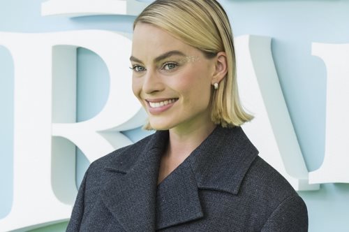 H Μάργκοτ Ρόμπι φόρεσε πρώτη το ιδανικό φθινοπωρινό σακάκι από τα Zara