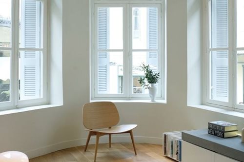 Λούζεται στο φως: Ένα ανακαινισμένο διαμέρισμα του 1800 στην καρδιά της Πλάκας