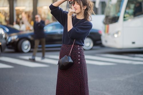 Δεν είναι μαύρο: Όλες οι Παριζιάνες αγοράζουν μπότες σε αυτό το όμορφο χρώμα