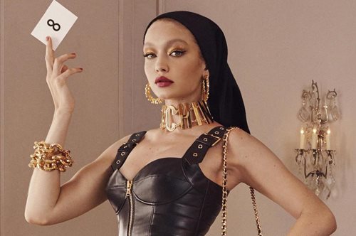 Συλλογή-λατρεία : Η Τζίτζι Χαντίντ φόρεσε πρώτη τα κομμάτια της Μοschino για τα H&M