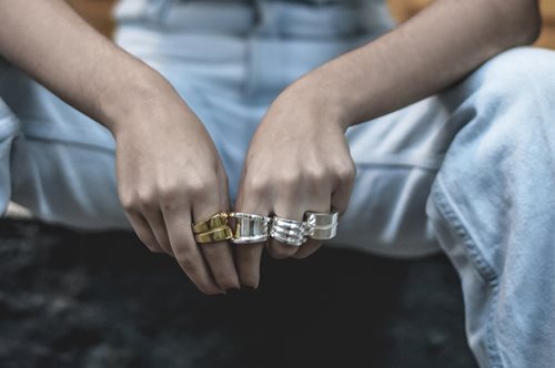 Η ελληνική συλλογή χειροποίητων κοσμημάτων που φοριέται από γυναίκες και άντρες 