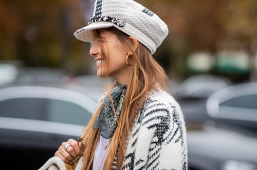 Το αξεσουάρ που τα fashion girl φορούν σε κάθε περίσταση και λάτρεψαν τα top model στα 90s 