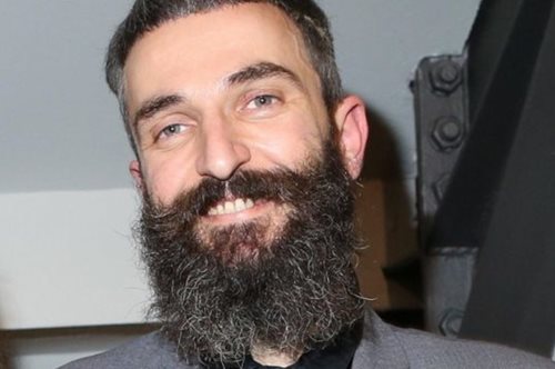 Το νέο λουκ του Άρη Σερβετάλη και η νέα κοινή εμφάνιση με τη γυναίκα του 