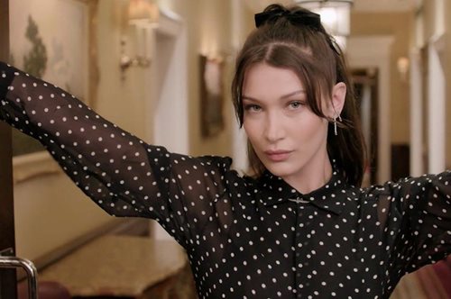 Έξυπνο: H Μπέλα Χαντίντ αποκαλύπτει το κορυφαίο τρικ στο μακιγιάζ για φυσική λάμψη