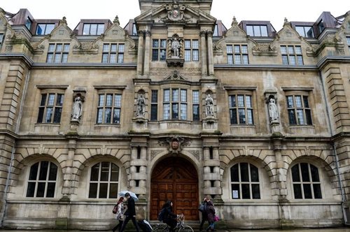 Σαν ανέκδοτο: Η αδιανόητη ερώτηση που έθεσε το Πανεπιστήμιο της Οξφόρδης σε υποψήφιους